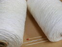 【綿スラブ(細)(生成・巻き)】 変化のある綿糸をお探しの方にオススメです。手織りの方にも手編みの方にも。