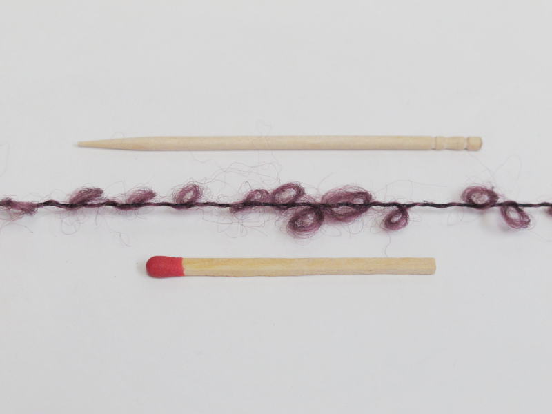 【モヘアループ（あずき）】　ふっくらした作品で暖かく♪大きな輪っかが奥行きのある表情を見せてくれます！【手織向き、手編向き・毛糸】