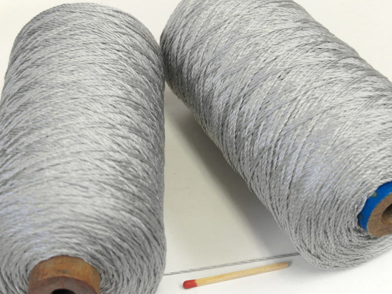 Rakuten - 【シルク1000（うすグレー）】　軽くてやわらかい絹100％の糸でニットに最適な素材です。手織りの方にも手編みの方にもぜひお使い頂きたいオススメの糸です。