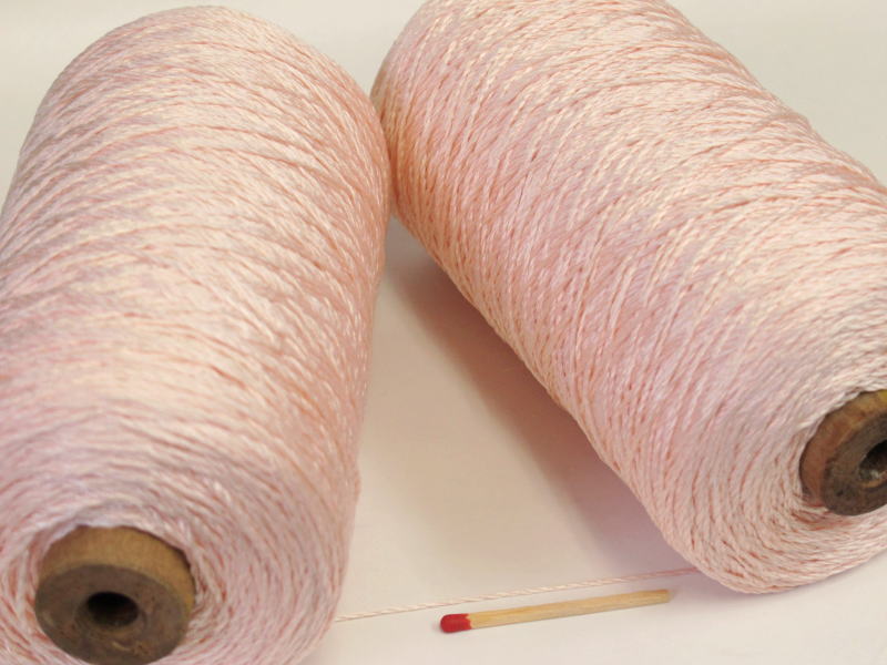 【シルク1000（さくらピンク）】　軽くてやわらかい絹100％の糸でニットに最適な素材です。手織りの方にも手編みの方にもぜひお使い頂きたいオススメの糸です。
