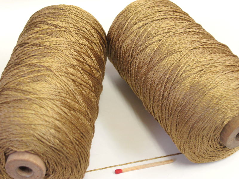【シルク1000（金茶）】　軽くてやわらかい絹100％の糸でニットに最適な素材です。手織りの方にも手編みの方にもぜひお使い頂きたいオ..
