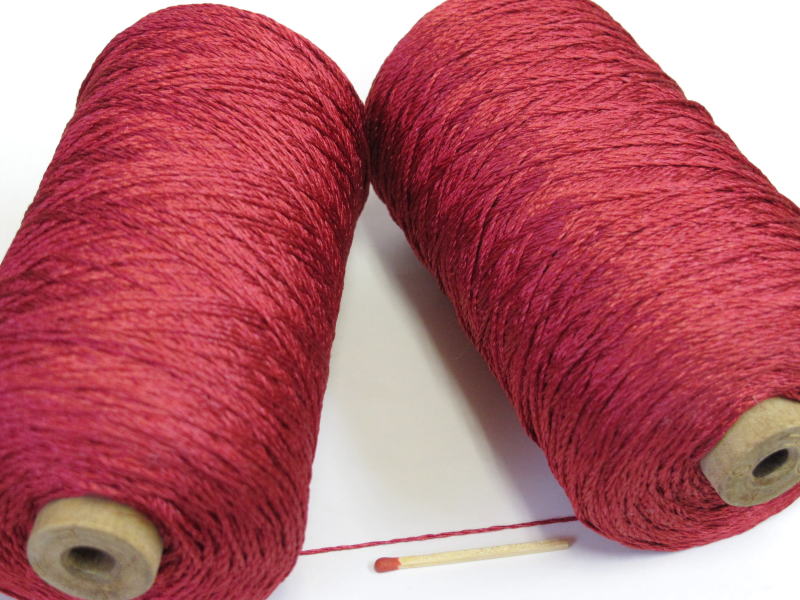 【シルク1000 ワインレッド 】 軽くてやわらかい絹100％の糸でニットに最適な素材です 手織りの方にも手編みの方にもぜひお使い頂きたいオススメの糸です 