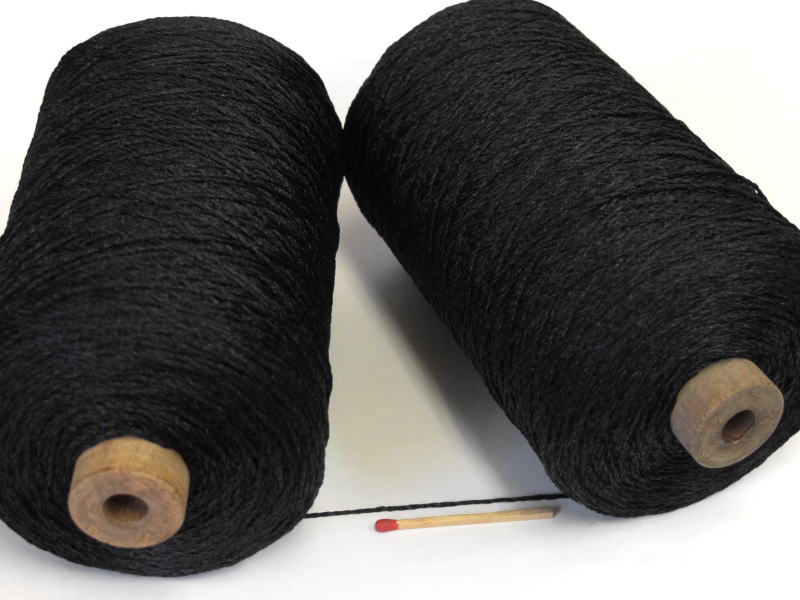 【シルク1000（黒）】　軽くてやわらかい絹100％の糸でニットに最適な素材です。手織りの方にも手編みの方にもぜひお使い頂きたいオススメの糸です。
