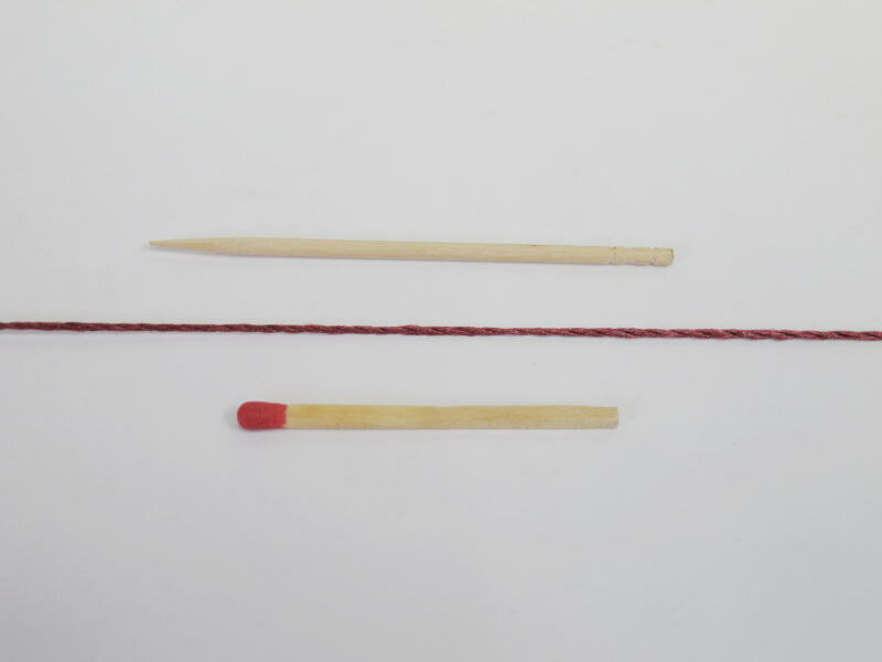 【シルク1000（エンジ）】　軽くてやわらかい絹100％の糸でニットに最適な素材です。手織りの方にも手編みの方にもぜひお使い頂きたいオススメの糸です。