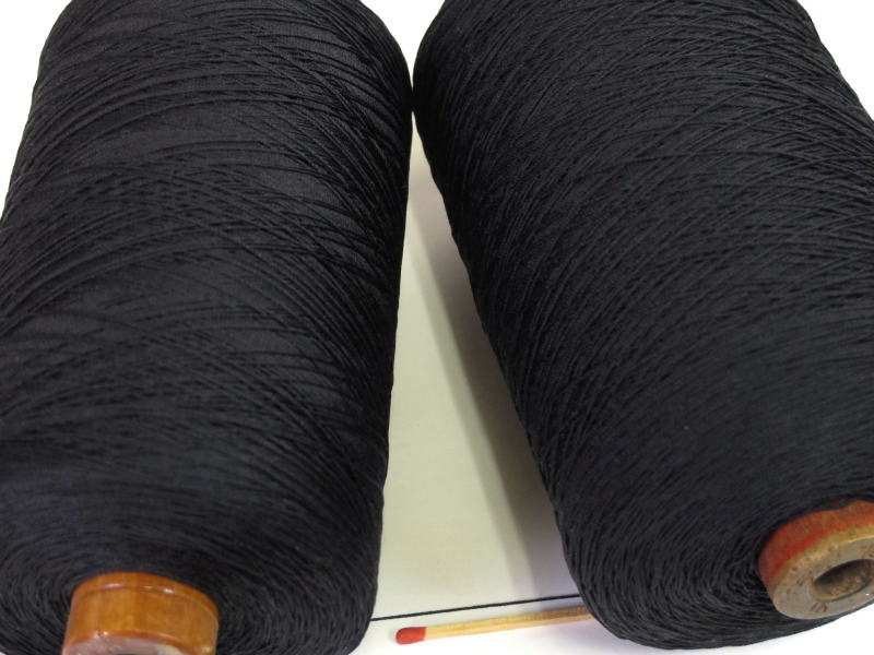 【正絹21／16×3絹穴糸（黒）】　さらっとした手ざわりとやさしい光沢。シルクならではの高級感が「いいね！」手織りに手編みに、タティングレースにも。