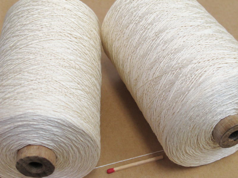 【シルク900（生成・巻き）】　手織りの方にも手編みの方にも使い勝手の良い絹100％の糸。コストパフォーマンスも高く、1本手元に置いておかれたら重宝します。
