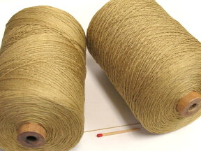 【シルク900（ゴールド）】　手織りの方にも手編みの方にも使い勝手の良い絹100％の糸。コストパフォーマンスも高く、1本手元に置いておかれたら重宝します。