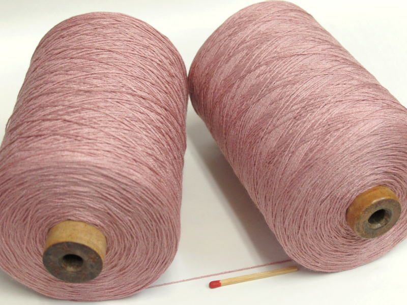 【シルク900（ローズ）】　手織りの方にも手編みの方にも使い勝手の良い絹100％の糸。コストパフォーマンスも高く、1本手元に置いてお..