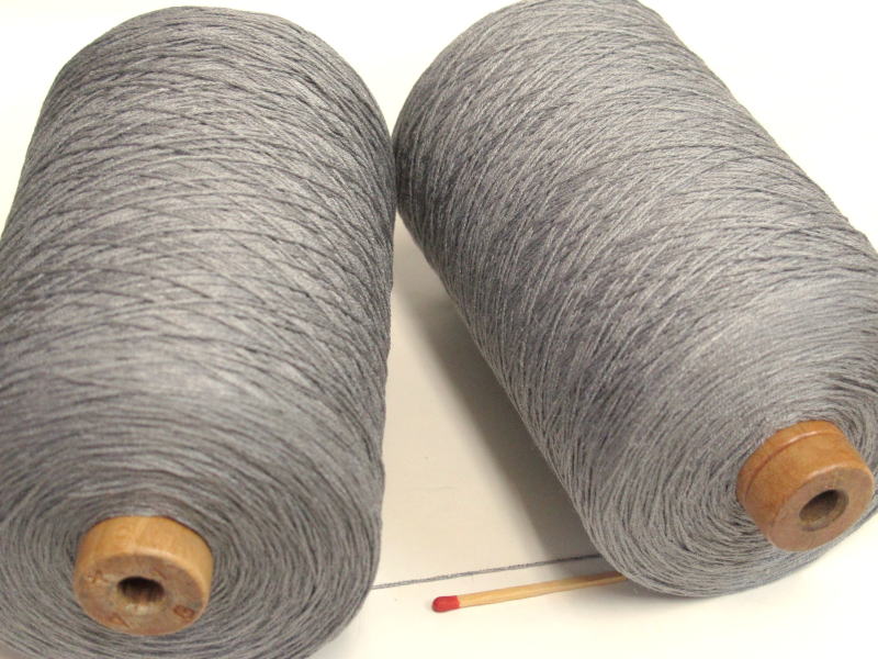 Rakuten - 【シルク900（濃グレー）】　手織りの方にも手編みの方にも使い勝手の良い絹100％の糸。コストパフォーマンスも高く、1本手元に置いておかれたら重宝します。