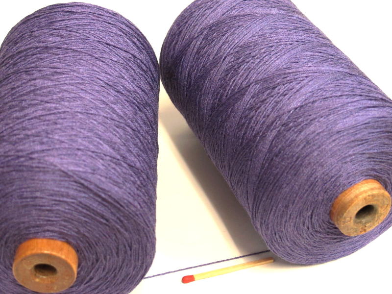 【シルク900（紫）】　手織りの方にも手編みの方にも使い勝手の良い絹100％の糸。コストパフォーマンスも高く、1本手元に置いておかれたら重宝します。