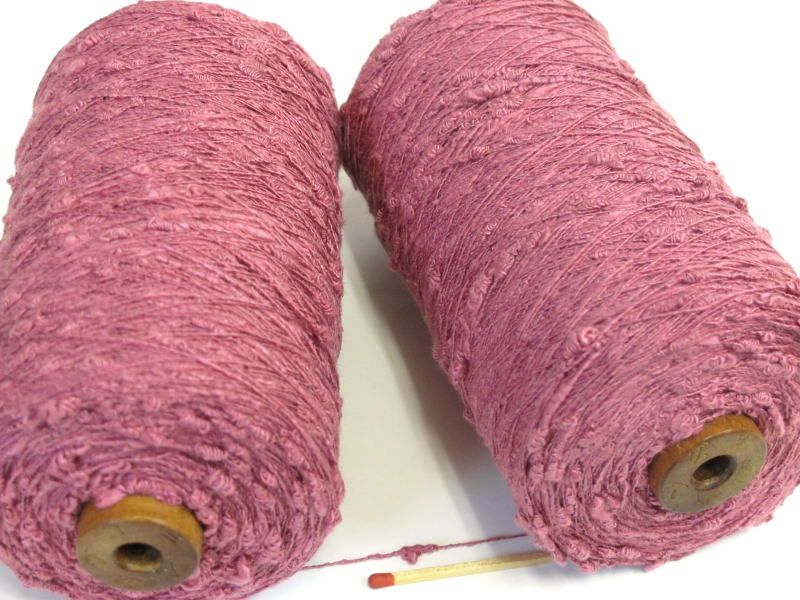 【シルクコブ撚り（ローズ）】　大きな変化のある個性的な絹糸です。おもしろい糸をお探しの方はぜひ一..