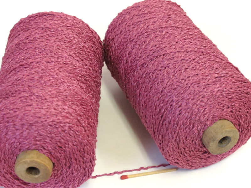 　軽くて扱いやすい絹100％の変化糸。ニットなどの服地にオススメです。