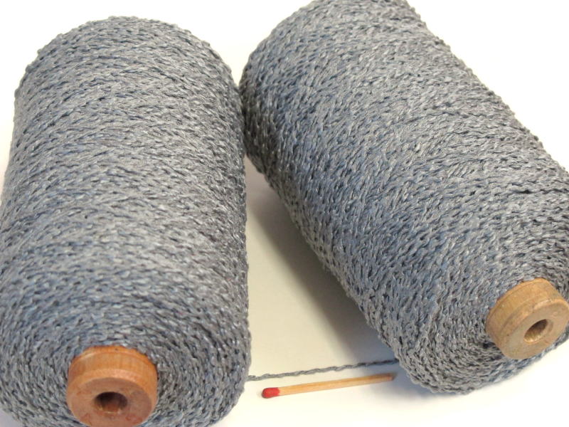 　軽くて扱いやすい絹100％の変化糸。ニットなどの服地にオススメです。