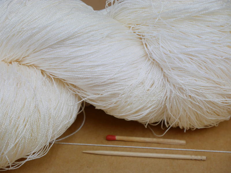 乐天商城 - 【柞蚕35／6×2（白：精練済・かせ）】　軽くてやわらかい絹100％の糸でニットに最適な素材です。