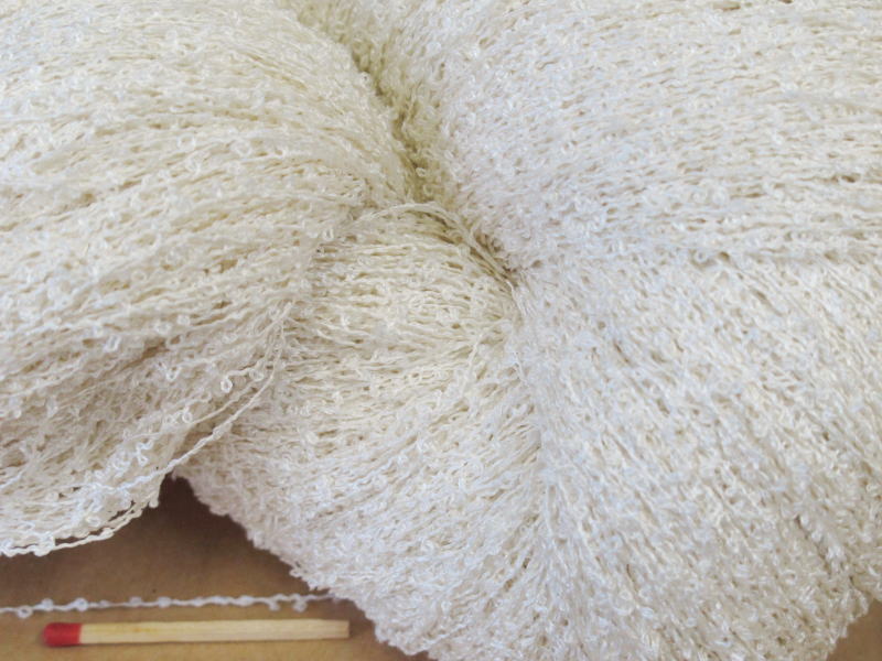 【シルクループ（白：精練済・かせ）】　しなやかで高級感のある変化糸。小さくてかわいいループが印象的な絹糸です。