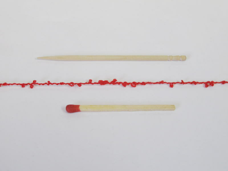 【シルクループ（赤）】しなやかで高級感のある変化糸。小さくてかわいいループが印象的な絹糸です。