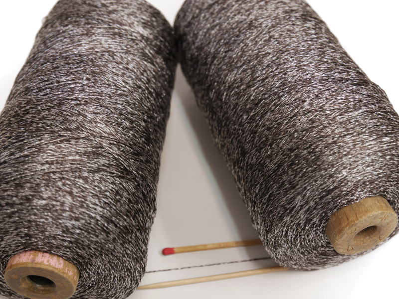 【シルクミックス（細）（こげ茶）】　しゃきっとした風合いでシルクらしい光沢のある表情豊かな糸です