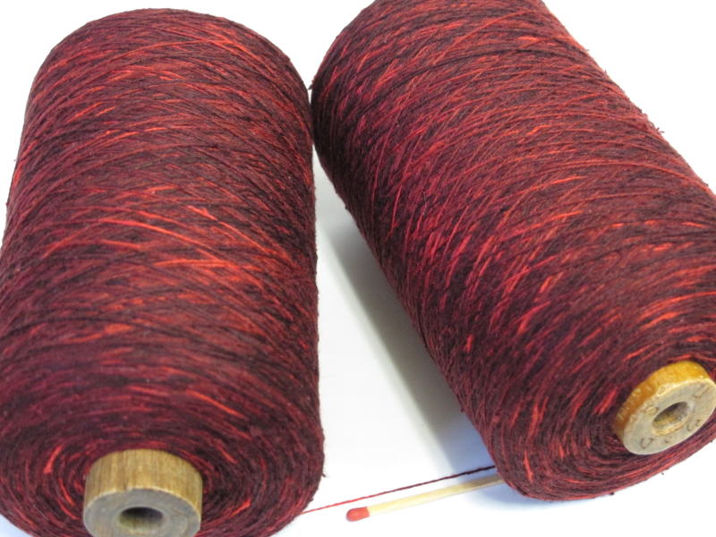 【17／2シルク紬カスリ（エンジ）】　細いシルク紬をお探しの方に。経糸にも緯糸にもお使い頂けます。