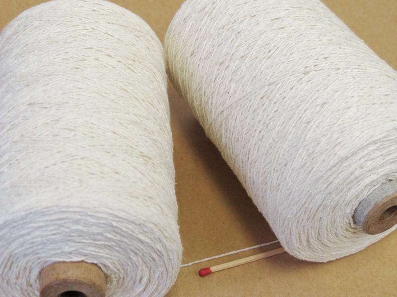 【シルク紬（生成・巻き）】　リーズナブルで使い勝手の良い絹100％の糸。もちろん手織りにも手編みにもOKです。