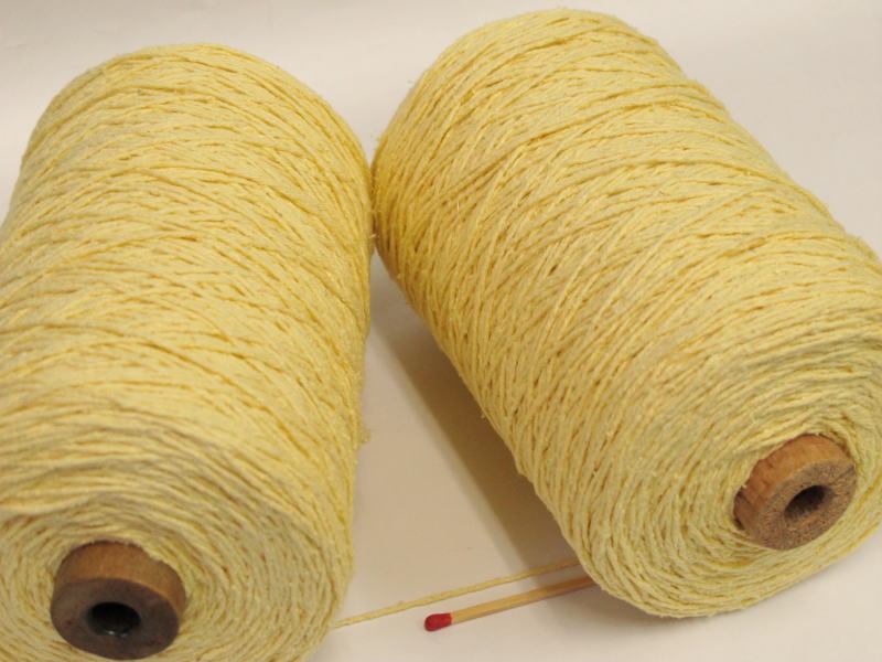 【シルク紬（太）（クリーム）】　お買い得で使いやすい絹100％の糸。カワイイ色を取り揃えたシリーズです。【手織り向き・手編み向き..