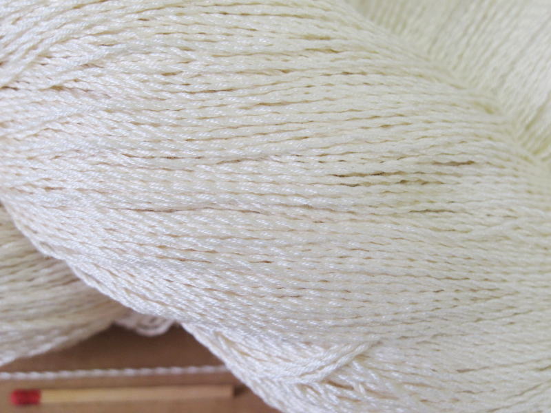 シルクならではのほんのりやさしい光沢を持った、しっとりとした手触りとしなやかな感触がの上品なシルク100％の糸です。 質の良い細番手の糸を撚り合わせ、手織りの方にも手編みの方にも扱いやすい太さに仕上げましたので、ビギナーさんから上級者の方まで幅広い方々にお使い頂けると思います。 絹紡糸ですので「きゅっきゅっ」という、いわゆる絹鳴りはしませんが、強度も十分あり、ツルツル滑ってしまって困るといったこともないかと思いますので、裂織等の経糸にお使い頂くのも良いと思います。 素材：絹100％ 1かせあたり重量：180g 1かせあたり長さ：約900m 1kgあたり単価：19,800円（税抜価格18,000円） お届けの形状：「かせ」 手編みの方は棒針、カギ針とも1〜2号程度を目安にして頂くと良いかと思います（手によって前後しますのであくまで目安としてお考え下さい）。 【絹紡（太）】その他の色はこちら↓ 絹紡（太）　「白：精練済（お届けの形状：カセ）」へ 絹紡（太）　「白：精練済（お届けの形状：巻き）」へ 絹紡（太）　「灰ピンク」へ 絹紡（太）　「わかくさ」へ 絹紡（太）　「ローズ」へ 絹紡（太）　「イエロー」へ 絹紡（太）　「みずいろ」へ 絹紡（太）　「朱赤」へ 絹紡（太）　「赤茶」へ 絹紡（太）　「もえぎ」へ 絹紡（太）　「紫」へ 絹紡（太）　「ワイン」へ 絹紡（太）　「モスグリン」へ 絹紡（太）　「赤紫」へ 絹紡（太）　「グリン」へ 絹紡（太）　「紺」へ 絹紡（太）　「黒」へ　