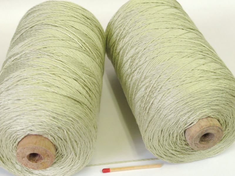 【絹紡（太）（わかくさ）】　太めのシルクをお探しの方に。手織りの方にも手編みの方にも使いやすい太さの絹糸です。
