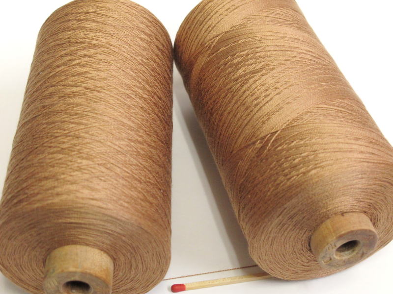 【シルク（細）（茶ベージュ）】　細い絹糸をお探しの方に。裂織の経糸にも。数本引き揃えて使いたい方や薄手の生地を作りたい方にオススメです。
