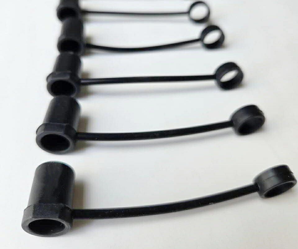 ikei楽天市場店のウォーターボトル用ギャップ 5個セット 直径10mm 30/40oz 対応 9〜10mm ストロートッパー ブラック シリコン製 内径10mm 外径13mm 紐長さ60MM｜アングル3