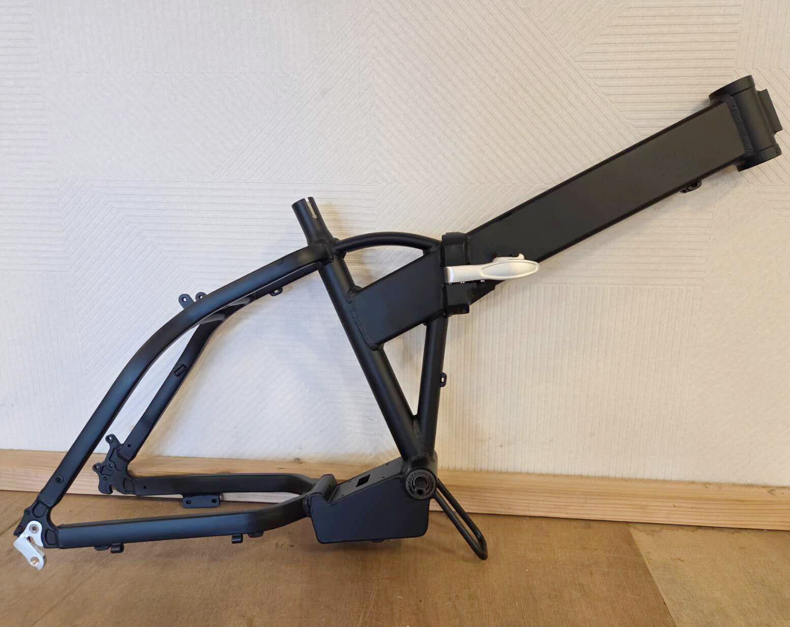 電動アシスト自転車用フレーム カラー：ブラック 商品仕様 材質：マグネシウム合金 サイズ：20インチ ※取扱説明書は付属しておりません。 ※取り付けに関するサポートは一切できません。 ※商品違いなどによるお客様都合の返品や返金は対応致しかねます。 ※ご使用上の不備による事故については一切責任を負いかねます。 ※細かなキズや汚れがある場合がございます。