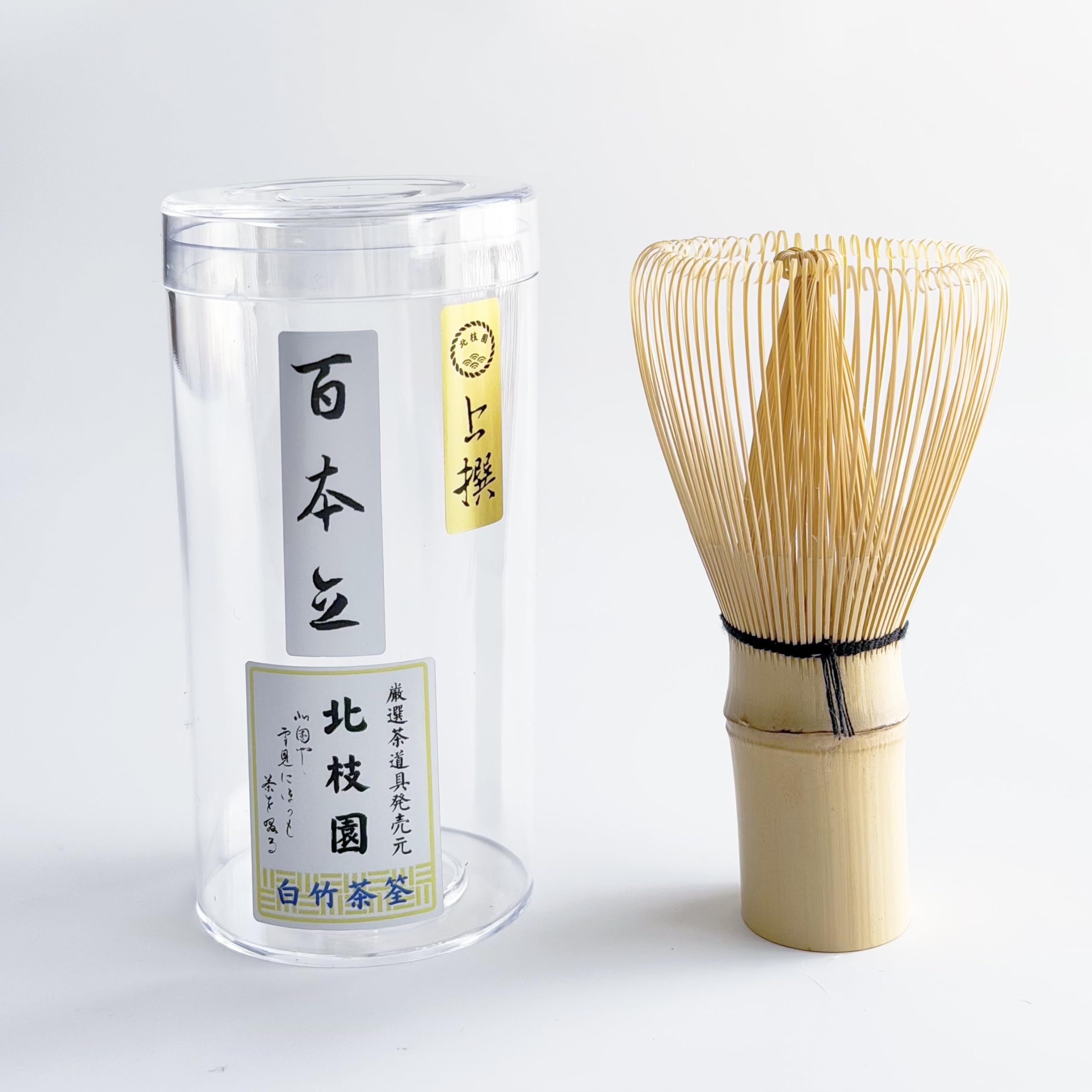 <お届けについて>・商品ページの「最短お届け日」はシステム上の目安です。実際のお届け日を保証するものではなく、 発送や配送の状況により前後する場合があります。・発送業務は当店の出荷体制により順次手配しております。外部の物流センターの配送サービスを 利用して出荷する場合があるため、梱包資材や外箱に当店名以外の表記があることがあります。 商品自体に問題はありません。・配送方法(ポスト投函/置き配/不在票の投函と再配達)は、商品のサイズや地域により 自動的に選ばれます。配送業者のご指定は承っておりません。・複数の販売チャネルで在庫を共有しているため、更新のタイミングにより実際の在庫・出荷状況と 異なる場合があります。行き違いによる欠品や販売終了の際は、ご注文をキャンセルと させていただくことがあります。扱いやすさと上質な仕上がりを兼ね備えた、百本立・上撰の茶筅です。持ち手の太さが適度で扱いやすく、抹茶初心者の方にも最も選ばれている定番のサイズです。安定した泡立ちと美しい仕上がりを実現し、日々の抹茶時間を上質に整えます。裏千家などの稽古用や茶会用としてお使いいただけます。商品仕様タイプ:百本立等級:上撰材質:白竹用途:稽古用・茶会用