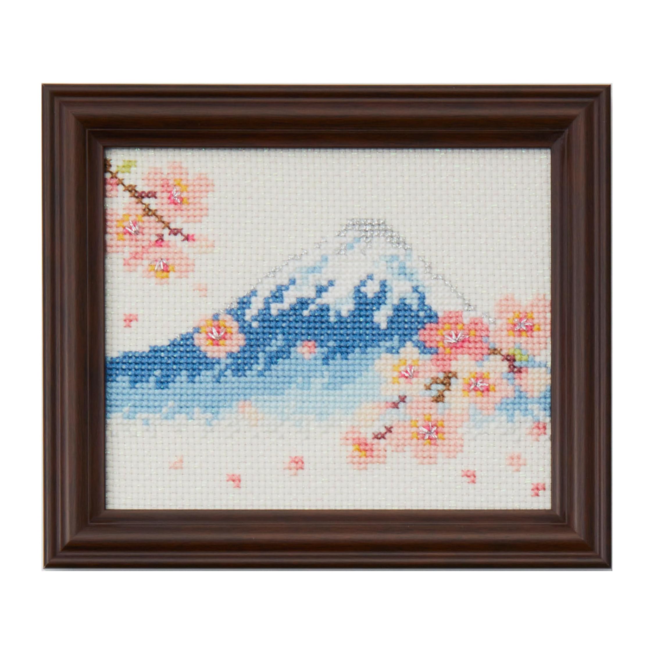 <お届けについて>・商品ページの「最短お届け日」はシステム上の目安です。実際のお届け日を保証するものではなく、 発送や配送の状況により前後する場合があります。・発送業務は当店の出荷体制により順次手配しております。外部の物流センターの配送サービスを 利用して出荷する場合があるため、梱包資材や外箱に当店名以外の表記があることがあります。 商品自体に問題はありません。・配送方法(ポスト投函/置き配/不在票の投函と再配達)は、商品のサイズや地域により 自動的に選ばれます。配送業者のご指定は承っておりません。・複数の販売チャネルで在庫を共有しているため、更新のタイミングにより実際の在庫・出荷状況と 異なる場合があります。行き違いによる欠品や販売終了の際は、ご注文をキャンセルと させていただくことがあります。日本ならではの風景や思い出を表現した、季節ごとに掛け替えて楽しめる手刺しゅう用クロスステッチキットです。金糸の技法を活かしたきらめくラメ糸にしきいとと、横糸にラメ糸を織り込んだラメジャバクロスをセットにしており、上品に輝きます。刺しゅうが出来上がったらすぐに飾れるぴったりサイズのフレームが付属しているため、インテリアとしてお部屋に飾りやすく、手芸やハンドメイドをより手軽に楽しみたい方に向いています。商品仕様出来上がりサイズ:約16.5cm×14cm