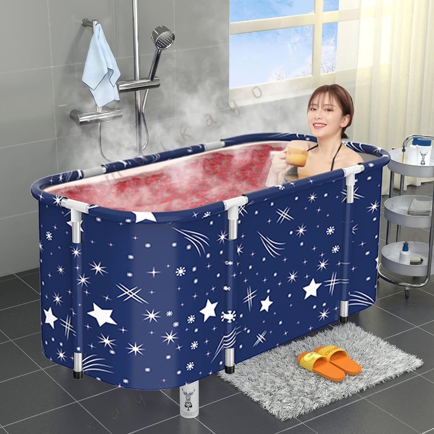 この商品について湯舟に使って疲れをいやそう家に浴槽がなくて湯舟につかれない方必見 組み立て簡単 ポータブル バスタブがあれば湯舟に使って疲れを癒せます。しっかり肩まで浸かれる折り畳み浴槽で、底には座れるクッションも付属。ポータブルバスタブ 折畳み浴槽組立後のサイズ：120*55*50cm。 不完全な折り畳みサイズ：120* *58cm。水量使用量：約100-150l、適用身長：約190cm以下、適用体重：約150kg以下。この浴槽は非常に軽量で持ち運び可能で、折りたたむことができ、収納もとても簡単です。組み立て・設置・収納簡単いつでもどこでも使えるバスタブ ブラケットは アルミニウム合金で作られています、非常に堅牢で設置に3分しかかかりません。側面でも底面でも排水可能です。水を抜けばコンパクトになり、軽量で収納場所にも困らず持ち運びも楽々。持ち運んでアウトドアシーンでも対応可能です。キャンプ・アウトドアで露天風呂庭、ベランダに設置して露天風呂にしたり、夏は子供の プール・ビニールプールとしても使えます。災害などでお風呂場を使えなくなった時の、簡易浴槽としても利用できます。使いたい時にもすぐ立ち上げられます。spaと入浴をより楽しくします。●メーカー希望小売価格はメーカーカタログに基づいて掲載しています