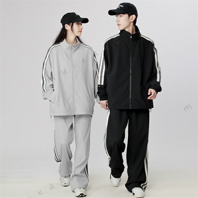 商品詳細 商品特徴 ● 着るだけで、旬の着こなしに。リラックス感あふれる韓国風セットアップ トレンドのビッグシルエットと、洗練された韓国風デザインが魅力。ゆったりとした着心地で、リラックスしつつもおしゃれな印象を演出し、流行に敏感な大人の男性にぴったりの一着です。● セットアップでも、単品でも。一着で何通りも楽しめる着回し力 上下セットで着るのはもちろん、前開きの スは肌寒い日の羽織りものとして、パンツは手持ちの服と合わせて。一着で何通りものコーディネートが楽しめる、コストパフォーマンスにも優れたアイテムです。● 部屋着から、街着まで。シーンを越えて活躍する万能ジャージ 快適な部屋着として、軽めのスポーツシーンで、そしておしゃれな街着として。あらゆる場面で愛用できる、従来のジャージのイメージを覆す、オトナのための洗練された一着です。● 合わせるアイテムで表情が変わる。カジュアルも、きれいめも自在 カジュアルなスタイルはもちろん、インナーやシューズ次第できれいめな「大人コーデ」にも仕上がります。あなたのセンスで、着こなしの可能性を無限に広げてください。● お父さんへ、アクティブな男性へ。応援の気持ちを込めた贈り物 おしゃれと快適さを両立したセットアップは、父の日やスポーツ好きな男性へのプレゼントに 適です。豊富なサイズ展開で、ぴったりの一着を贈れば、きっと喜ばれるはずです。素材感普通（薄い、やや薄い、普通、やや厚い、厚い）季節オールシーズン販売対象自宅用、ギフト用サイズ詳細 サイズ写真をご参考ください。※サイズについて不明な方はお気軽にお問い合わせください。※表示サイズがある場合、多少の誤差(約1-3cm)が生じる場合がございます。送料沖縄以外 、沖縄地方1 ラッピング対応ラッピング袋手配可能。 注意事項※表示サイズがある場合、多少の誤差(約1-3cm)が生じる場合がございます。※製造上、細かな汚れやシワ糸のほつれが発生する場合がございます。※モニターの発色の具合によって実際のものと色が異なる場合が御座います。※&nbsp;商品の仕様は、製造元の都合により予告なく変更することがあります。また、突然の欠品等で商品手配の遅れや手配ができない場合がございますので、ご了承ください。 ※土日祝祭日のご注文およびお問い合わせへの弊社からのご連絡は、翌営業日となります。 ※その他のよくあるご質問。 関連キーワード：セットアップ ジャージ メンズ 長袖 夏/秋物 2点セット ブラウス パンツ 大きいサイズ メンズ ジャージ上下 サマー カジュアル 服 秋 コーデ ス おしゃれ 春夏 春秋 パーカー タンク トレーナー 父の日 ギフト プレゼント 父の日 ギフト プレゼント 上下セット メンズ 秋 長袖 おしゃれ 春夏 カットソー パーカー メンズ タンク ゆったり メンズファッション トレーナー スウェット ロング丈