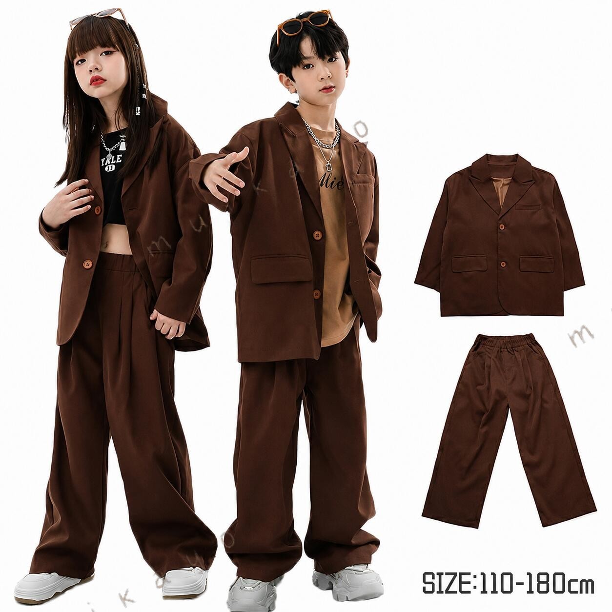 ★素材：ポリエステル　綿★セット内容 ：2点セットセット：ジャケット＋パンツ 3点セットセット：ジャケット＋パンツ+tシャツorタンクトップ★カラー：画像色★生地厚さ：普通★柔らかさ：普通★付属品：なし★サイズ感：普通注意事項：★お使いのモニターによって発色が異なるため、表示されている色と実際の色とは異なる場合があります。★サイズは平置きでの実寸になっております。1-3cmの誤差がある場合があります。予めご了承下さいませ。★撮影の照明やスマホ機種が異なる為、画質等の関係上に色合いが実際の商品と若干違うこともあるかもしれませんが、予めご了承ください。★返品を受け付ける条件未開封 未使用のもので、商品ご到着後7日以内に弊社へご連絡お願い致します。★機械による生産の為、生地の継ぎ目の若干のズレやほつれなど、形やサイズに多少の誤差が生じる場合がございます。予めご了承ください。★商品に不備等がございましたら対応できます。★お客様都合の返品返金について返品送料はお客様負担なります。ご了承ください。 .送料無料 ブラウン 茶色 無地 キッズ ダンススーツ ダンス衣装 セットアップ 上下セット ジャケット 長袖 女の子 男の子 男女兼用 子供服 HIPHOP ヒップホップ 韓国 k-pop衣装 イベント 文化祭 チアダンス ジャズダンス 発表会 団体服 ステージ衣装 で 使える 子供 用 ダンス 衣装 です。。 指定された配送時間は承っておりません。【MIXNA - 楽天市場店】