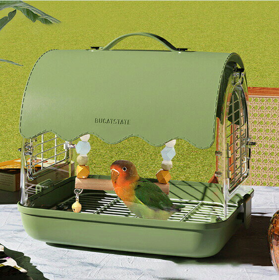 鳥かご お出かけバッグ キャリーケージ インコの外かご 携帯 アウトドア鑑賞ケージ お散歩ケージ 2WAY バードキャリア 鳥の巣 外出 爬虫類など小動物用持ち運び 旅行 移動 防災 通気 透明 インコ オウム 組み立て式 バード ペットバッグ 屋外 屋内 ケージ本 小鳥も外出できる ? サイズと適用対象 サイズ：長さ275mm×奥行220mm×高さ242mm。空間が広く、鳥が楽しんで住んで遊ぶことができます。また、大中小型ペットに対応し、鳥やオウム、スズメ、オカメインコ、ハムスター、ゴールデンハムスター、モルモット、チンチラ、マウス、スナネズミ、などの小動物の 、野良動物の家、ペットの旅行用 に非常に適します。? 透明なアクリル製と通気性抜群 健康なアクリル素材と高品質のレザーを採用し、丈夫で通気性良く、強度と耐久性も優れています。中が見やすい透明ボディで、どの角度からもよく見え、ペットとの距離がもっと縮まります。中のペットに新鮮な空気をおくり、長時間入っても蒸し暑くないです。? 適用場合・豪華セット 室内、リビングルーム、バルコニー、廊下、玄関、庭、そして室内だけでなく、アウトドア、庭、公園、郊外、 、芝地など、使い場所も限定せずどこでも使えます。特にドライブ、旅行、通院、散歩、電車移動、災害避難、帰郷、定期健診など移動時に 適です。また、本品はケージ本体、水入れ、餌入れなど、さまざまな機能を合わせたかわいい鳥ケージです。鳥の生活用品やおもちゃも揃え、小鳥はリラックスした時間を過ごすことができます。? 持ち運び便利・掃除しやすい このケージは軽量で、子供でもらくらくにケージをお持ち運び、ケージ上部に取っ手が付いており、お出かけキャリーとして持ち運びやすく、お出かける場合に 適です。また、前面のロック付き大型扉で、用品の出し入れや掃除などがしやすく、掃除時にも衛生的で便利です。そしてこのバードケージは水洗いできるなので、手洗いや洗濯機での水洗いも可能です。ペットは快適に過ごすために、いつでも清潔のままで保てください。 2