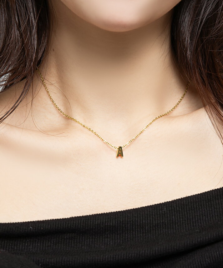 《ステンレス製 イニシャルネックレス》洗練ムードが漂うイニシャルステンレス製ネックレス ステンレス製 ネックレス 金属アレルギー つけっぱなし レディース ショート チェーン サージカルステンレス イニシャル 小ぶり 大人 上品 エレガント ゴールド メール便可//3// 2