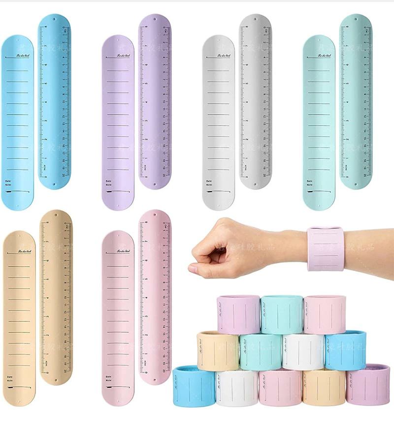 商品情報★1.商品特性と規格：この商品は着用可能なメモで、1パックに3つのシリコン素材で作られたリストバンドを含み、サイズはそれぞれ238 mmx 30 mmである。防水性に優れ、書かれた文字は通常の消しゴムで消すことができます。実用性と携帯性を両立した設計で、さまざまな環境や場面での使用に適しています。★2.多機能用途：リストバンドメモには日付とメモエリアがあり、時間、タスク、メモを記録しやすい。学生が学校で勉強したり、会議に参加したり、アウトドアで重要な情報を記録したりするのに適しているだけでなく、緊急に家族と連絡を取りやすいように、特に高齢者や子供が身につけるのに適しています。★3.スケール機能の集積：リストバンド背面に2単位スケールを搭載し、インチとセンチメートルの2種類の測定方式をサポートし、理工系学生、工事現場スタッフなどの迅速な測定の需要を満たし、絵画、メモなどの多種のシーンでの補助ツールにも使用できる。★4.簡単な着用と筆記：この付箋ブレスレットは軽くて扱いやすく、手首に簡単に巻くだけで持ち歩くことができ、ノートや紙を余分に持ち歩く必要はありません。ボールペンや水性ペンで書くと消去や修正が容易になり、書いた後にインクが約30秒乾燥するのを待って鮮明さを保つことをお勧めします。★5.耐久性と経済的環境保護：繰り返し書き込み可能な設計特徴により、この製品は経済的で環境に優しく、何度もリサイクルすることができる。アイデアを一時的に記録することも、個人標識や緊急連絡情報として長期的に着用することも、極めて高い実用性を示している。※注意事項お使いのブラウザや設定により、画像と実際の商品との若干の色の違いが生じる場合がございます。予めご了承いただけますようお願いいたします。ご注意いただけましたら幸いです。商品情報★1.商品特性と規格：この商品は着用可能なメモで、1パックに3つのシリコン素材で作られたリストバンドを含み、サイズはそれぞれ238 mmx 30 mmである。防水性に優れ、書かれた文字は通常の消しゴムで消すことができます。実用性と携帯性を両立した設計で、さまざまな環境や場面での使用に適しています。★2.多機能用途：リストバンドメモには日付とメモエリアがあり、時間、タスク、メモを記録しやすい。学生が学校で勉強したり、会議に参加したり、アウトドアで重要な情報を記録したりするのに適しているだけでなく、緊急に家族と連絡を取りやすいように、特に高齢者や子供が身につけるのに適しています。★3.スケール機能の集積：リストバンド背面に2単位スケールを搭載し、インチとセンチメートルの2種類の測定方式をサポートし、理工系学生、工事現場スタッフなどの迅速な測定の需要を満たし、絵画、メモなどの多種のシーンでの補助ツールにも使用できる。★4.簡単な着用と筆記：この付箋ブレスレットは軽くて扱いやすく、手首に簡単に巻くだけで持ち歩くことができ、ノートや紙を余分に持ち歩く必要はありません。ボールペンや水性ペンで書くと消去や修正が容易になり、書いた後にインクが約30秒乾燥するのを待って鮮明さを保つことをお勧めします。★5.耐久性と経済的環境保護：繰り返し書き込み可能な設計特徴により、この製品は経済的で環境に優しく、何度もリサイクルすることができる。アイデアを一時的に記録することも、個人標識や緊急連絡情報として長期的に着用することも、極めて高い実用性を示している。※注意事項お使いのブラウザや設定により、画像と実際の商品との若干の色の違いが生じる場合がございます。予めご了承いただけますようお願いいたします。ご注意いただけましたら幸いです。