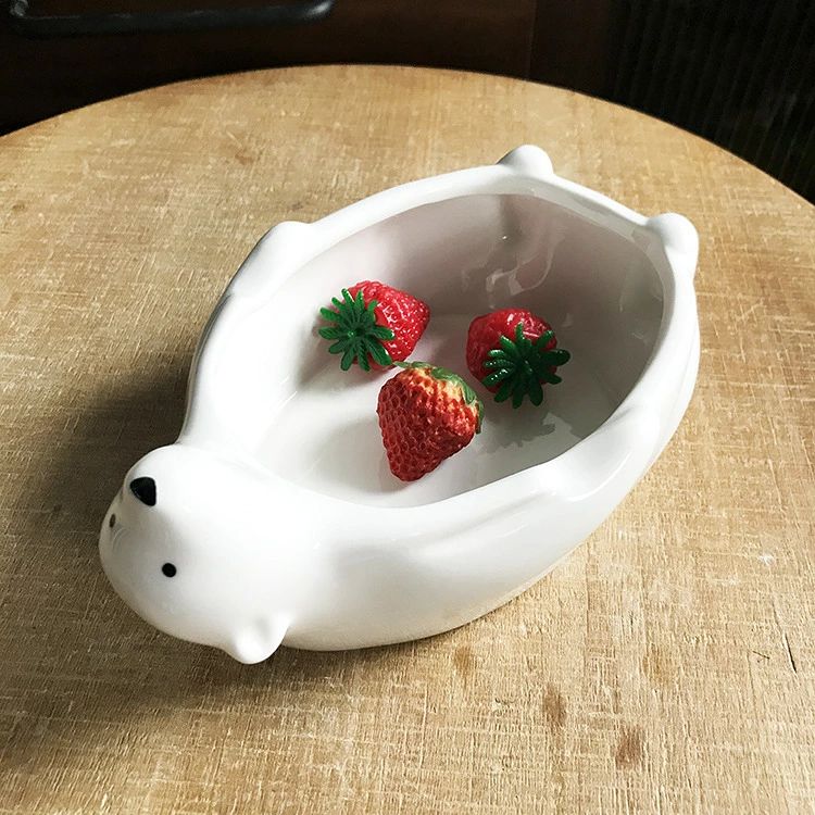 しろくま型の可愛い食器が登場！ 子供もご飯やおやつの時間が楽しくなりそう♪ 【サイズ】 約20.2×13.9×8.8cm 【重量】 約480g 【素材】 セラミック ※説明書は外国語となります。 ※配送または仕入状況により商品の箱に凹み、スレ等がある場合がございます。パッケージ不良による交換返品は対応出来かねますので、ご了承をお願いします。