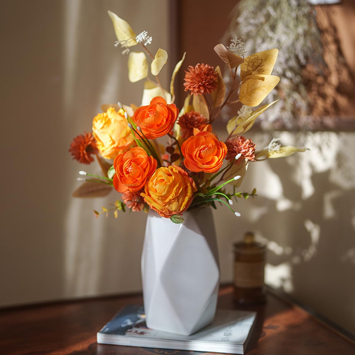 ? ?材質：セラミック、布の花素材を使用しています。これらの素材は美しくリアルな仕上がりです。手作りの人工造花アートワークで、シンプルで汎用性の高いデザインが特徴です。全体的にシンプルでエレガントな効果を醸し出し、細部まで精巧に作られているため、お部屋の単調さを解消し、インテリアのスタイルを向上させます。 ? ?高品質のシルク布地を使用した造花で、一つひとつ手作業でカットされています。安全かつ環境に優しく、手で簡単に取り付け可能です。カラフルでリアルな仕上がりです。 ? ?造花は防水加工が施されており、お手入れが簡単です。メンテナンスや水やりは不要で、植木鉢に置くだけで長く楽しめます。 ? ?セラミック製の花瓶と高品質素材で構成されています。セラミックフレームが軽やかで贅沢な質感を醸し出し、美しくスタイリッシュな雰囲気を創り出します。 ? ?寝室、リビング、オフィス、ホテル、バー、結婚式の装飾など、様々なシーンで活用できるモダンな人工造花セットです。お部屋の空間を彩るユニークな装飾品として最適です。 美しい造花ブーケは、お部屋に自然の味わいとユニークな魅力をもたらします。 おすすめ理由 明るい色の花びらに見事なグラデーションが施されており、息をのむほどリアルな美しさです。縁起の良い花は、鮮やかな色彩で新春を祝い、お部屋を華やかに彩ります。満開の花とつぼみの絶妙なバランスが、エレガントで奥行きのある印象を与えます。柔軟な枝はお好みに合わせて自在に曲げられるので、DIY好きにも大満足。さまざまな造花と組み合わせて、世界に一つのオリジナルアレンジメントが簡単に作成できます。 注意事項 モニターなどの違いにより、届いた商品の色が写真と若干異なる場合がございます、ご了承ください。? ?材質：セラミック、布の花素材を使用しています。これらの素材は美しくリアルな仕上がりです。手作りの人工造花アートワークで、シンプルで汎用性の高いデザインが特徴です。全体的にシンプルでエレガントな効果を醸し出し、細部まで精巧に作られているため、お部屋の単調さを解消し、インテリアのスタイルを向上させます。 ? ?高品質のシルク布地を使用した造花で、一つひとつ手作業でカットされています。安全かつ環境に優しく、手で簡単に取り付け可能です。カラフルでリアルな仕上がりです。 ? ?造花は防水加工が施されており、お手入れが簡単です。メンテナンスや水やりは不要で、植木鉢に置くだけで長く楽しめます。 ? ?セラミック製の花瓶と高品質素材で構成されています。セラミックフレームが軽やかで贅沢な質感を醸し出し、美しくスタイリッシュな雰囲気を創り出します。 ? ?寝室、リビング、オフィス、ホテル、バー、結婚式の装飾など、様々なシーンで活用できるモダンな人工造花セットです。お部屋の空間を彩るユニークな装飾品として最適です。 美しい造花ブーケは、お部屋に自然の味わいとユニークな魅力をもたらします。 おすすめ理由 明るい色の花びらに見事なグラデーションが施されており、息をのむほどリアルな美しさです。縁起の良い花は、鮮やかな色彩で新春を祝い、お部屋を華やかに彩ります。満開の花とつぼみの絶妙なバランスが、エレガントで奥行きのある印象を与えます。柔軟な枝はお好みに合わせて自在に曲げられるので、DIY好きにも大満足。さまざまな造花と組み合わせて、世界に一つのオリジナルアレンジメントが簡単に作成できます。 注意事項 モニターなどの違いにより、届いた商品の色が写真と若干異なる場合がございます、ご了承ください。