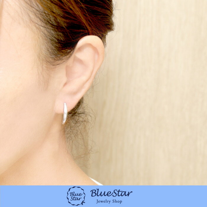 湾曲したつや消しのゴールドがシンプルにおしゃれを感じさせる K10WG　BlueStar　中央にボリュームをつけてシャープな印象を与える