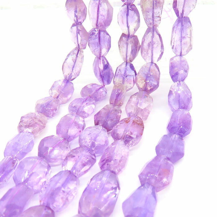 【商品説明】アメジストは、天然に産出されるパープル色の宝石・天然石です。石英（クォーツ）の一種であり、紫色の結晶が特徴的です。アメジストの色は淡いラベンダー色から濃い紫色までさまざまであり、多くの場合、紫色のクリスタルが結晶しています。個数：一連（約40cm前後±1cm)数量：一連約25粒◆大切なご案内~必ずお読みください。~◆・天然石は、天然素材です。・色や形などに微妙な違い、黒点、傷、インクルージョン、クラック(自然現象で起こる、ヒビや内包物)があります。・これらは天然石の特徴であり、魅力です。予めご了承くださいませ。・入荷時期により、多少価格が前後する場合がございます。