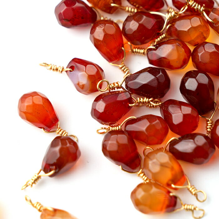 P5倍★MAX20%オフクーポン★【天然石 カーネリアン】しずぐ 雫型 チャーム シャンクビーズ 約15×9mm ピア..