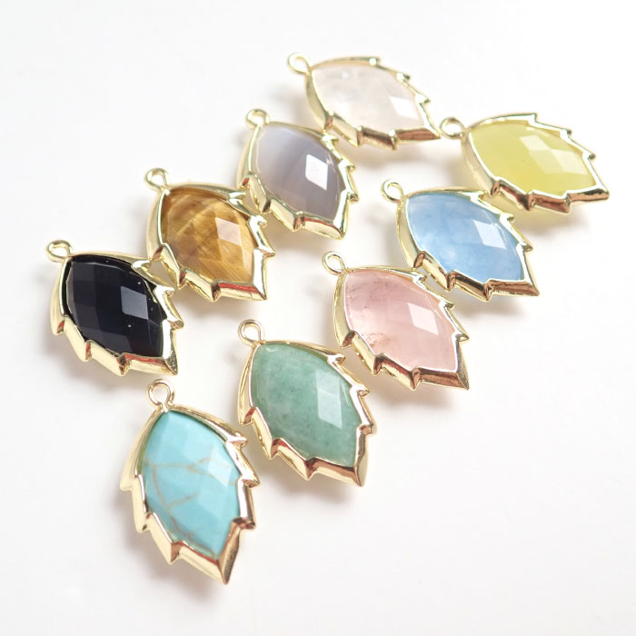 P5倍★MAX20%オフクーポン★【天然石チャーム】リーフ型 ゴールド枠 約23×14mm カット入りアクセサリーパ..