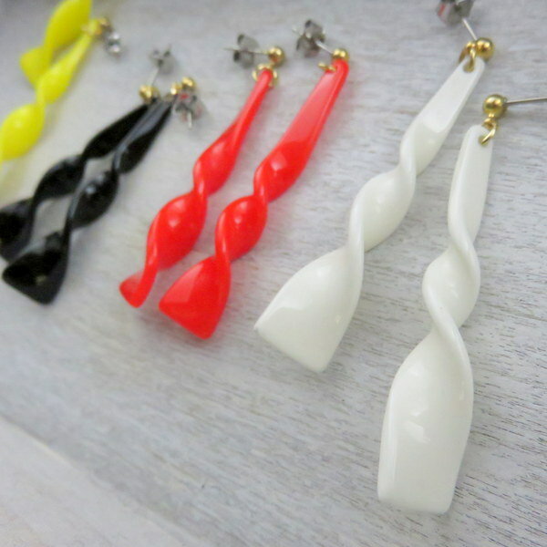 トレンド!アクリルピアス★シンプル幾何ツイスト型 デッドストック材料を新しくデザインしました。流行の幾何型&懐かしほっこり感でなごめます。数量限定 ロングピアス ★送料無料 レディース アクセサリー レトロ【人気】 クリスマス
