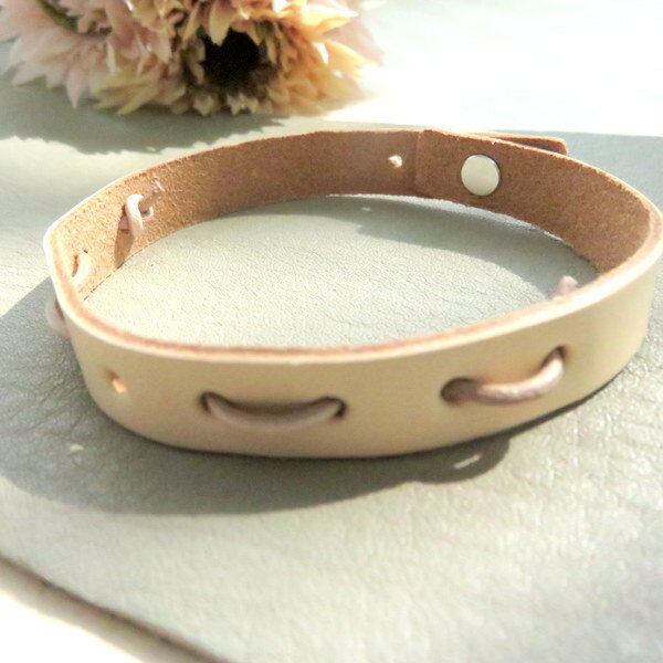 ベージュ レザー バングル ブレスレット レディース アクセサリー 日本製 ヌメ 本革 レザーブレス シンプル カジュアル母の日 クリスマス
