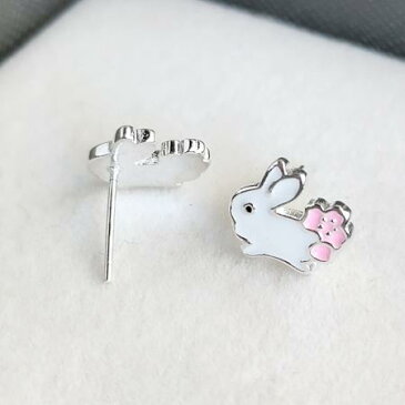 新作Terse 大人気 ウサギ&フラワーモチーフピアス キュートで愛らしいうさぎモチーフは、周囲の視線を引き付けるアクセントアイテムに しっぽにあしらわれたさくらがさりげないワンポイントで上品さもプラス 桜 プレゼント 兎 干支 卯年 お正月 ラッキー sa0159a