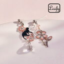 新作Leafy 光を受けて美しく輝く飴細工のような透明感を持つ美しい猫と桜モチーフのアシストピアス 満開に咲く桜吹雪をイメージしたこのアクセサリーは、雪のように舞う花びらとお散歩中の黒い猫が繊細に表現され 揺れる様子が愛らしく、見る人の心を和ませます x09586abk