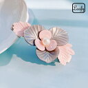 華やかさ溢れるフラワーモチーフヘアクリップ 立体的なデザインがスタイルの主役にもなるようなバレッタ 肌や髪の毛に馴染みのいいカラー 輝きが上品に髪を着飾ります ...