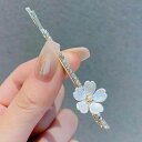 新作 春の装いにぴったりの桜の花をあしらったヘアピン 一輪の桜が優雅にデザインされ、ラインストーンが並ぶことで、上品な輝きを放ち 髪をまとめる際に便利で、シンプ...