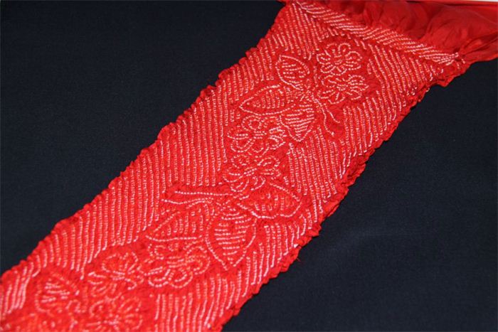 お子様用の正絹帯揚げです。 総絞りのデザイン。 鮮やかな赤色です。 ------ ●色：赤 ●長さ：約120cm ●素材：絹100％